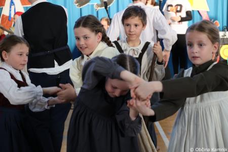 Otroci Osnovne šole Marije Vere so pozdravili pomlad in se spomnili knjižnih junakov (63)